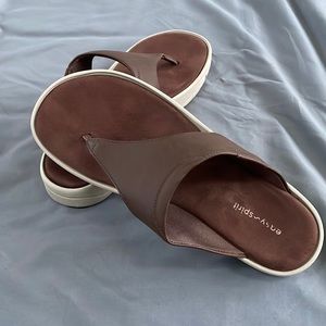 Easy Spirit brown thong sandals size 10